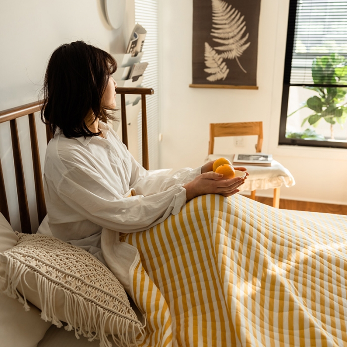 91家纺网 家纺一手货源 找家纺 新款 全棉针织棉夏被 天竺棉夏凉被 姜黄条纹