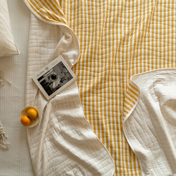 91家纺网 家纺一手货源 找家纺 新款 全棉针织棉夏被 天竺棉夏凉被 姜黄条纹
