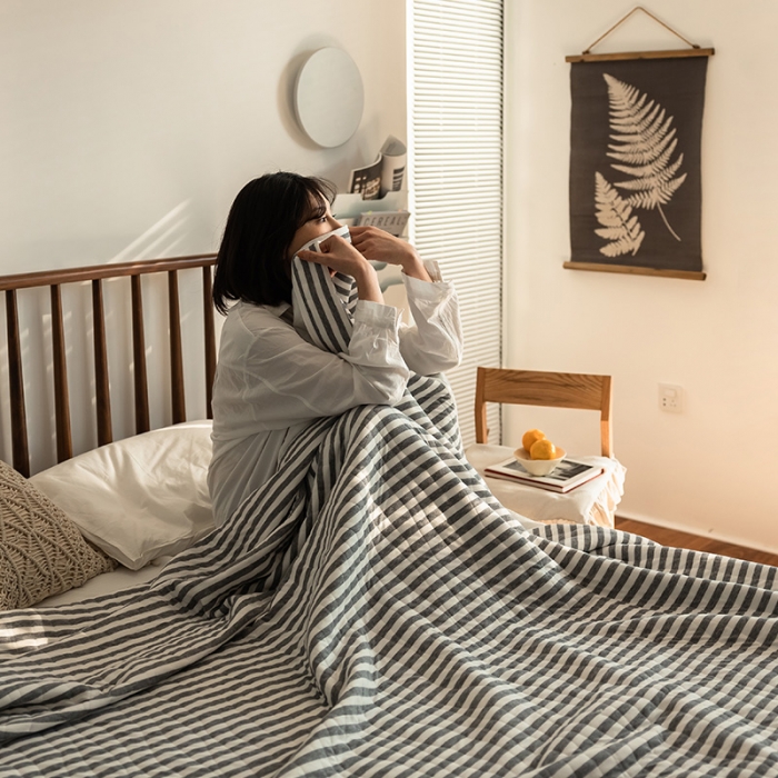 91家纺网 家纺一手货源 找家纺 新款 全棉针织棉夏被 天竺棉夏凉被 灰色条纹