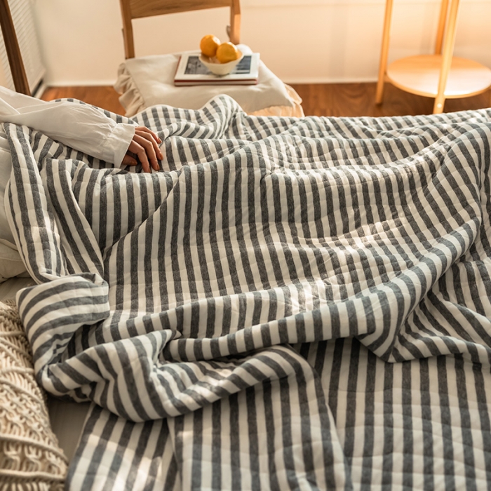 91家纺网 家纺一手货源 找家纺 新款 全棉针织棉夏被 天竺棉夏凉被 灰色条纹