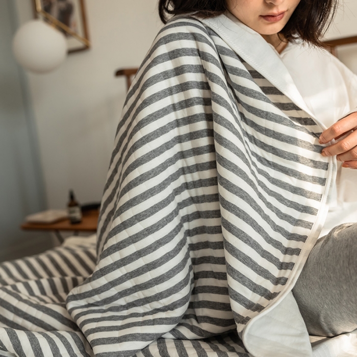 91家纺网 家纺一手货源 找家纺 新款 全棉针织棉夏被 天竺棉夏凉被 灰色条纹