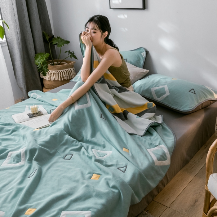 91家纺网 家纺一手货源 找家纺 朴尔  2021新款时尚六层全棉纱布毛巾被时尚几何-绿