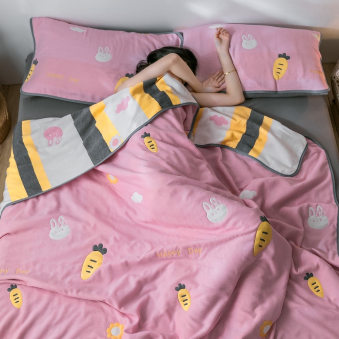 91家纺网 家纺一手货源 找家纺 朴尔  2021新款时尚六层全棉纱布毛巾被兔与胡萝卜-粉