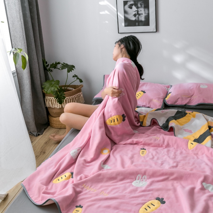 91家纺网 家纺一手货源 找家纺 朴尔  2021新款时尚六层全棉纱布毛巾被兔与胡萝卜-粉