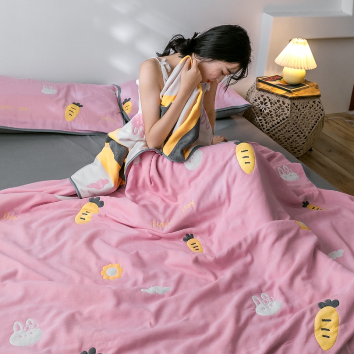 91家纺网 家纺一手货源 找家纺 朴尔  2021新款时尚六层全棉纱布毛巾被兔与胡萝卜-粉