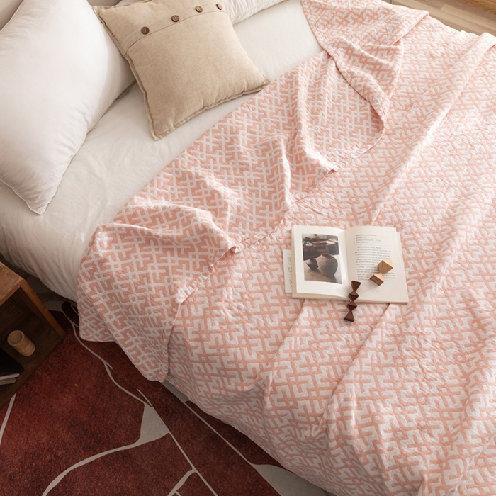 91家纺网 家纺一手货源 找家纺 朴尔2021新品塞尚风格全棉水洗棉三层纱布毛巾被 格林-粉