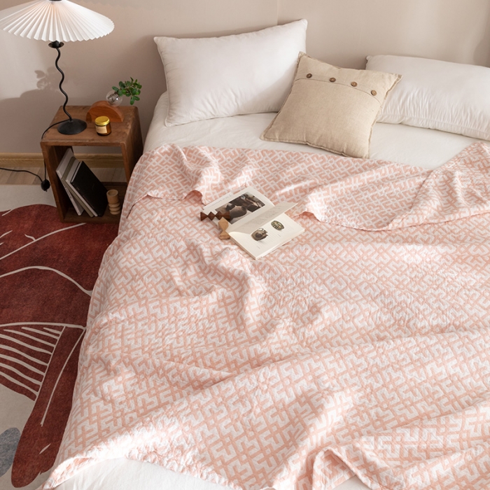 91家纺网 家纺一手货源 找家纺 朴尔2021新品塞尚风格全棉水洗棉三层纱布毛巾被 格林-粉