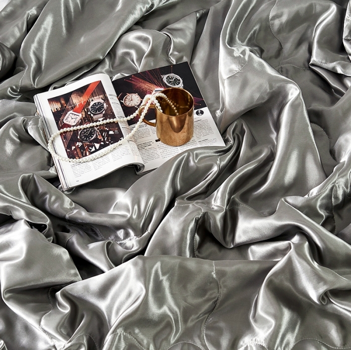 91家纺网 家纺一手货源 找家纺 被多多 2022新款真丝夏被可配四件套 气质灰