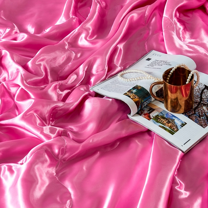 91家纺网 家纺一手货源 找家纺 被多多 2022新款真丝夏被可配四件套 樱桃粉