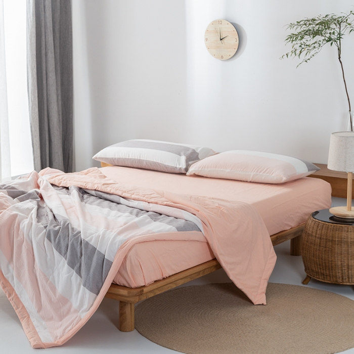 91家纺网 家纺一手货源 找家纺 棉邦 2021新款全棉水洗棉夏被四件套 粉白宽条