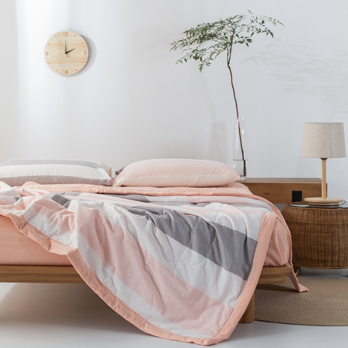 91家纺网 家纺一手货源 找家纺 棉邦 2021新款全棉水洗棉夏被四件套 粉白宽条