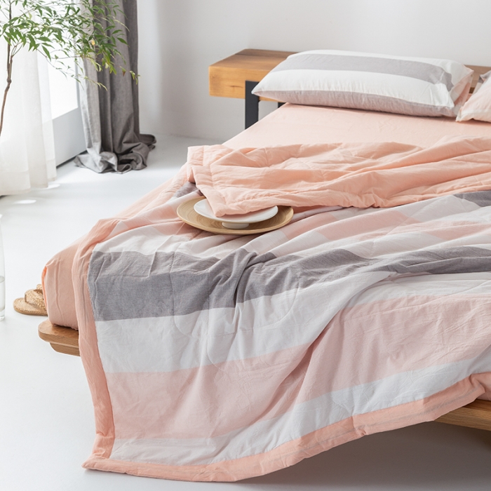 91家纺网 家纺一手货源 找家纺 棉邦 2021新款全棉水洗棉夏被四件套 粉白宽条