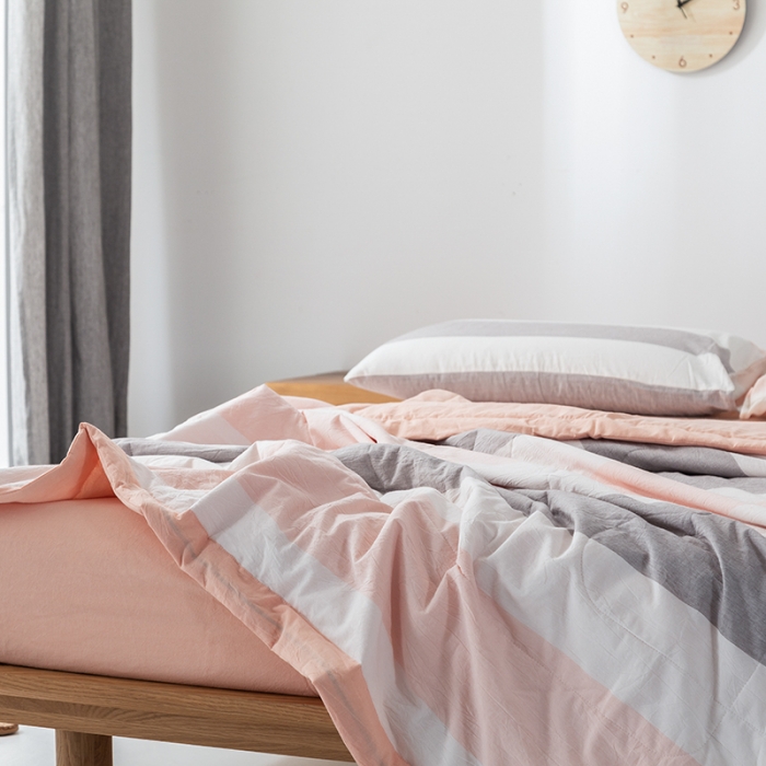 91家纺网 家纺一手货源 找家纺 棉邦 2021新款全棉水洗棉夏被四件套 粉白宽条