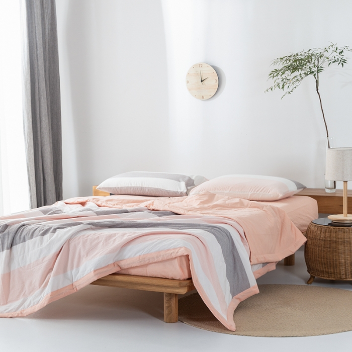 91家纺网 家纺一手货源 找家纺 棉邦 2021新款全棉水洗棉夏被四件套 粉白宽条