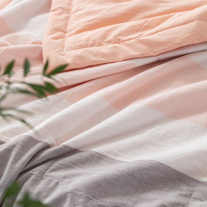 91家纺网 家纺一手货源 找家纺 棉邦 2021新款全棉水洗棉夏被四件套 粉白宽条