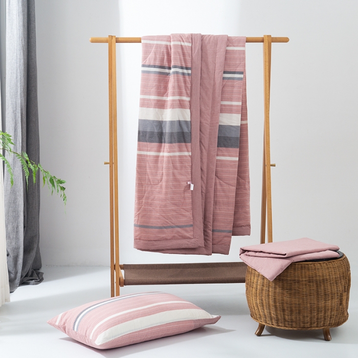 91家纺网 家纺一手货源 找家纺 棉邦 2021新款全棉水洗棉夏被四件套 粉灰细条