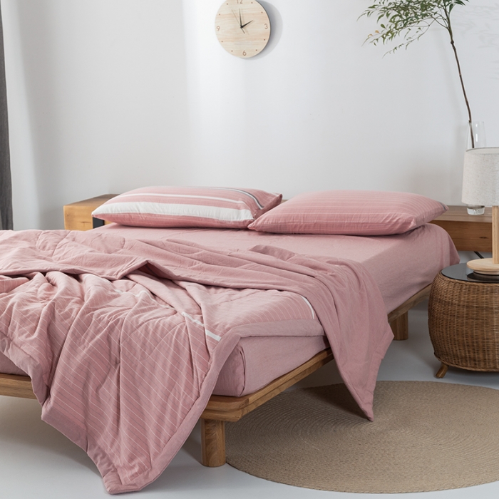 91家纺网 家纺一手货源 找家纺 棉邦 2021新款全棉水洗棉夏被四件套 粉灰细条