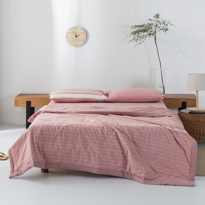 91家纺网 家纺一手货源 找家纺 棉邦 2021新款全棉水洗棉夏被四件套 粉灰细条