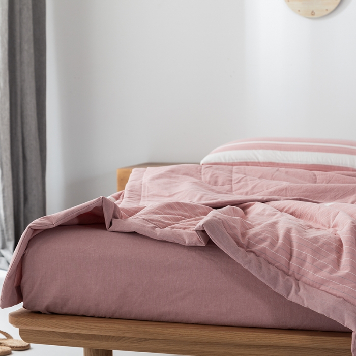 91家纺网 家纺一手货源 找家纺 棉邦 2021新款全棉水洗棉夏被四件套 粉灰细条