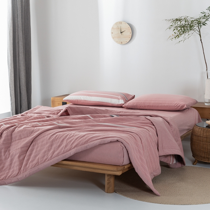 91家纺网 家纺一手货源 找家纺 棉邦 2021新款全棉水洗棉夏被四件套 粉灰细条