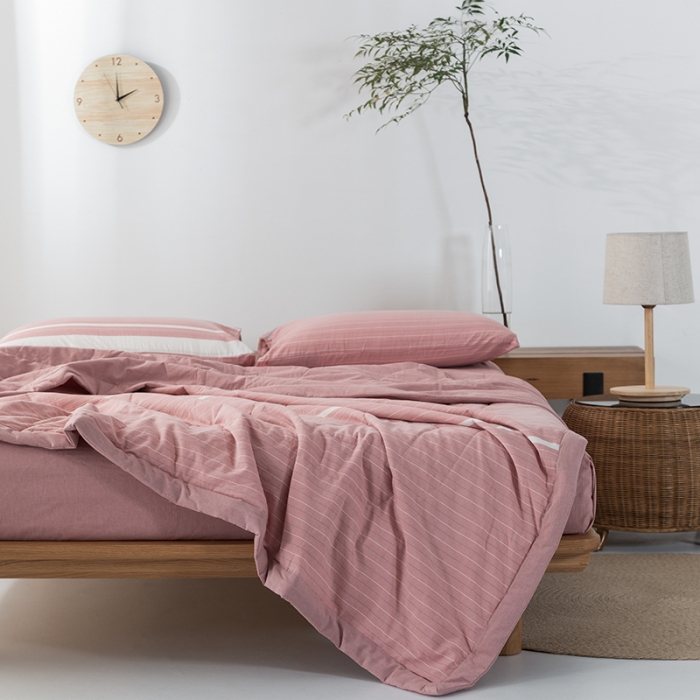 91家纺网 家纺一手货源 找家纺 棉邦 2021新款全棉水洗棉夏被四件套 粉灰细条