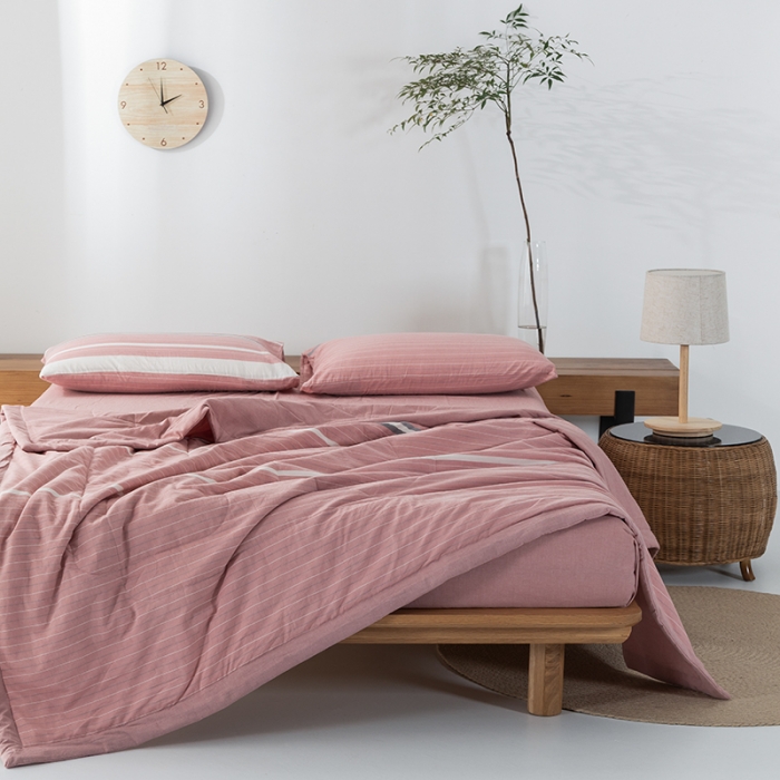 91家纺网 家纺一手货源 找家纺 棉邦 2021新款全棉水洗棉夏被四件套 粉灰细条