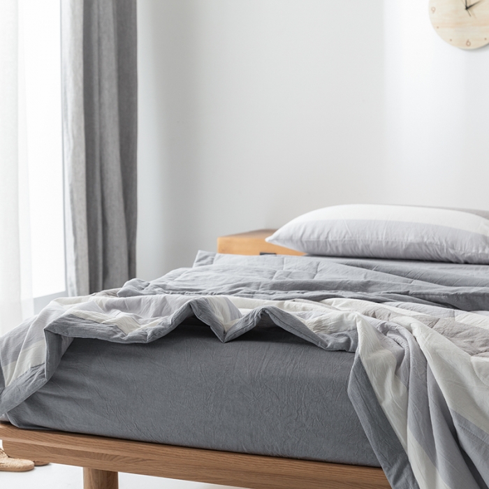 91家纺网 家纺一手货源 找家纺 棉邦 2021新款全棉水洗棉夏被四件套 灰白宽条