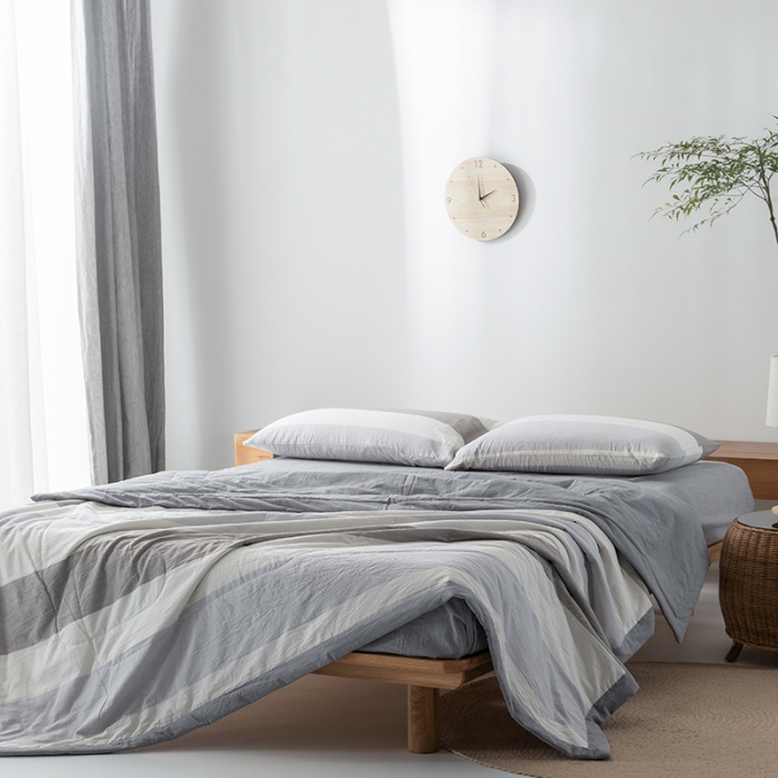 91家纺网 家纺一手货源 找家纺 棉邦 2021新款全棉水洗棉夏被四件套 灰白宽条