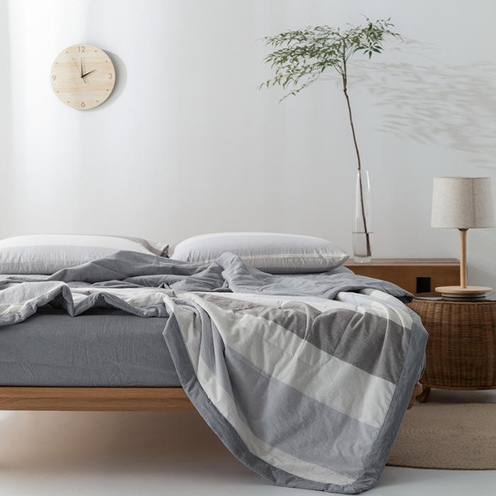 91家纺网 家纺一手货源 找家纺 棉邦 2021新款全棉水洗棉夏被四件套 灰白宽条