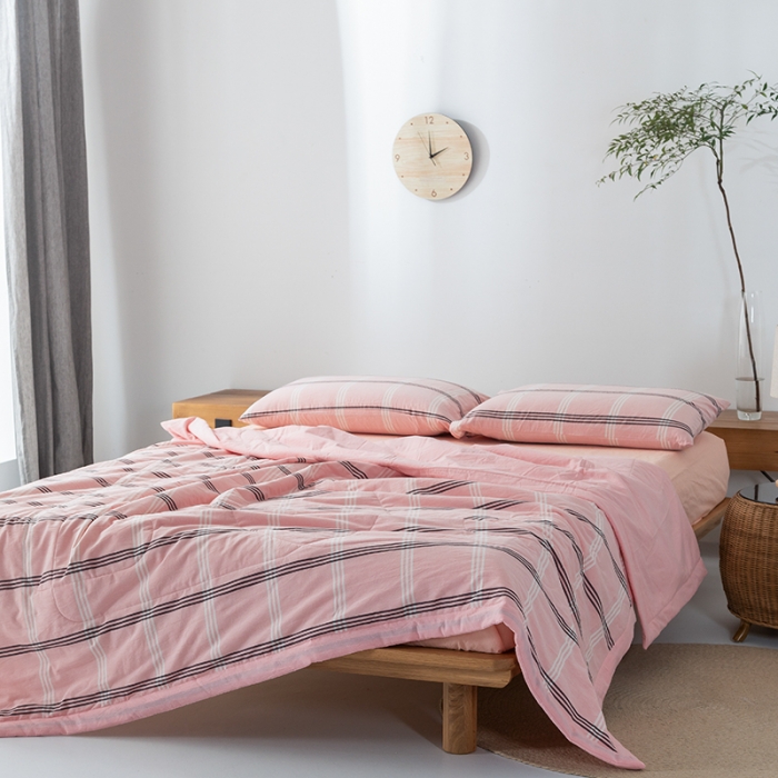 91家纺网 家纺一手货源 找家纺 棉邦 2021新款全棉水洗棉夏被四件套 细条粉格