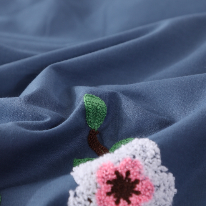 91家纺网 家纺一手货源 找家纺 2021新款全棉13372毛巾绣纯棉刺绣花四件套桃花朵朵藏青