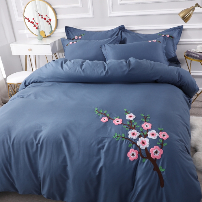 91家纺网 家纺一手货源 找家纺 2021新款全棉13372毛巾绣纯棉刺绣花四件套桃花朵朵藏青