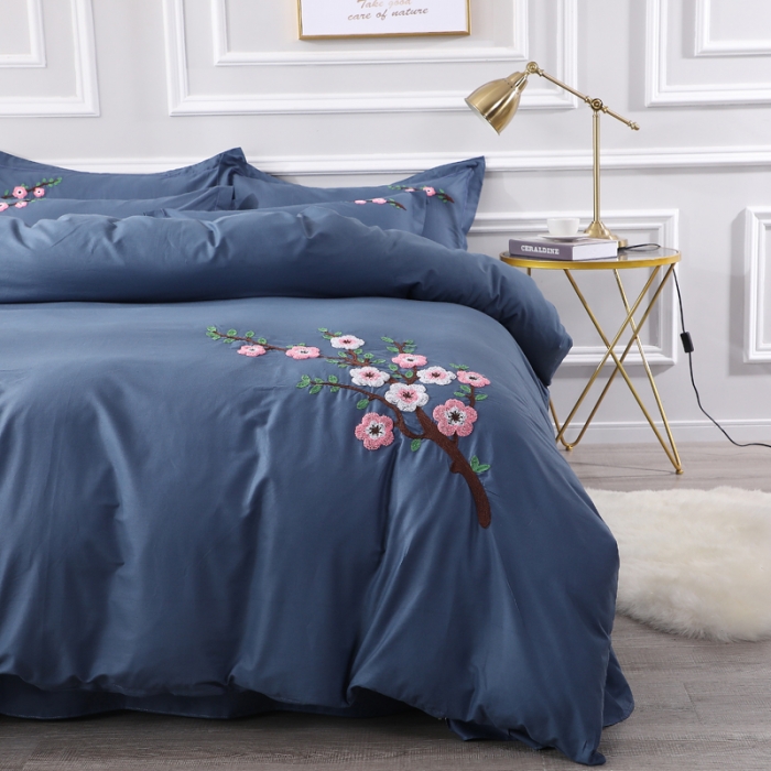 91家纺网 家纺一手货源 找家纺 2021新款全棉13372毛巾绣纯棉刺绣花四件套桃花朵朵藏青