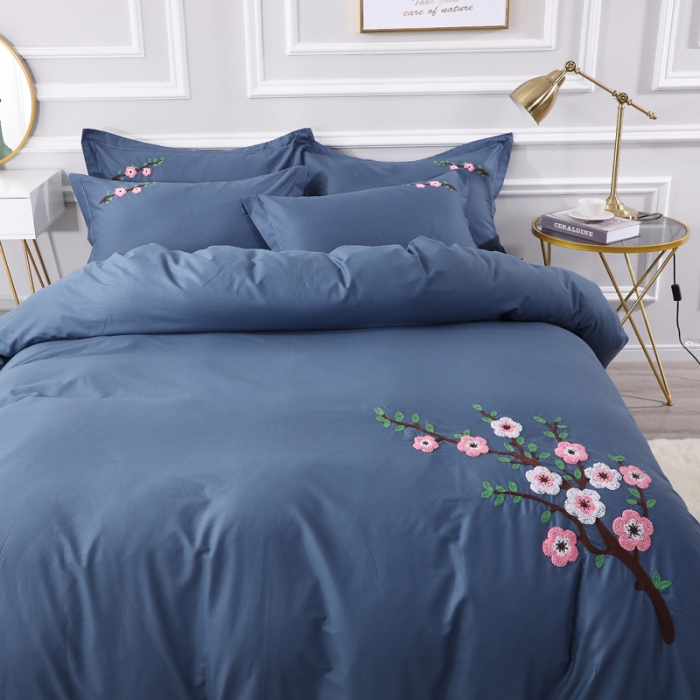 91家纺网 家纺一手货源 找家纺 2021新款全棉13372毛巾绣纯棉刺绣花四件套桃花朵朵藏青