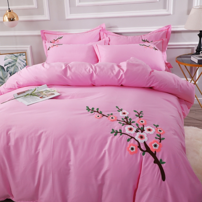 91家纺网 家纺一手货源 找家纺 2021新款全棉13372毛巾绣纯棉刺绣花四件套桃花朵朵粉色