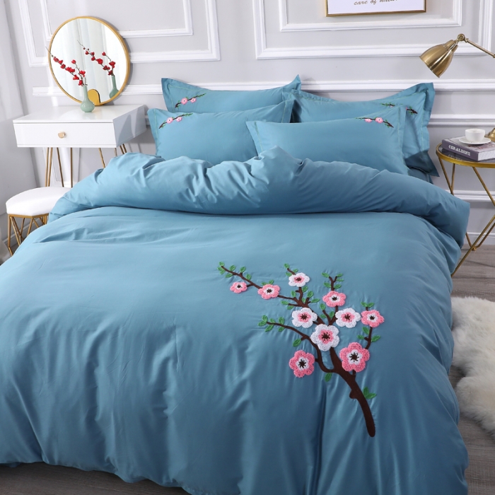 91家纺网 家纺一手货源 找家纺 2021新款全棉13372毛巾绣纯棉刺绣花四件套桃花朵朵湖蓝