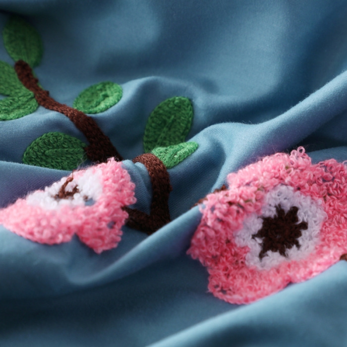 91家纺网 家纺一手货源 找家纺 2021新款全棉13372毛巾绣纯棉刺绣花四件套桃花朵朵湖蓝