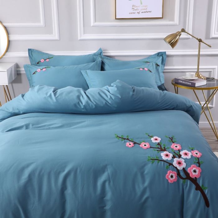 91家纺网 家纺一手货源 找家纺 2021新款全棉13372毛巾绣纯棉刺绣花四件套桃花朵朵湖蓝