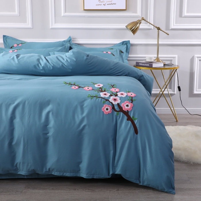 91家纺网 家纺一手货源 找家纺 2021新款全棉13372毛巾绣纯棉刺绣花四件套桃花朵朵湖蓝