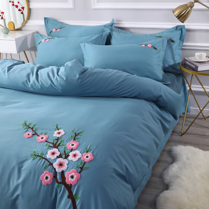 91家纺网 家纺一手货源 找家纺 2021新款全棉13372毛巾绣纯棉刺绣花四件套桃花朵朵湖蓝