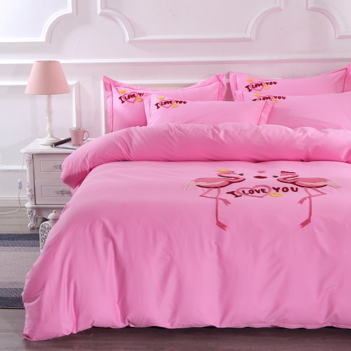 91家纺网 家纺一手货源 找家纺 2021新款全棉13372毛巾绣纯棉刺绣花四件套幸福烈鸟粉色