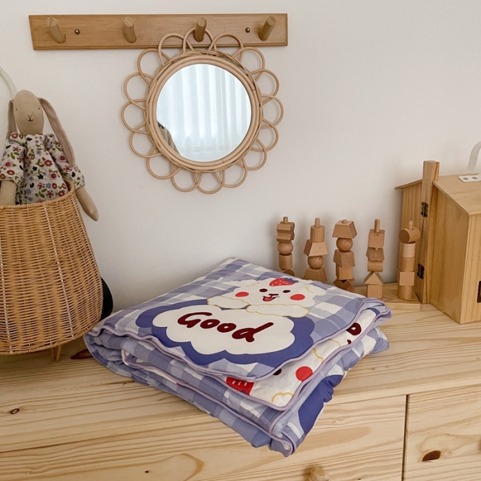 91家纺网 家纺一手货源 找家纺 星期八 2021新款裸睡大豆针织棉儿童夏被 草莓汪