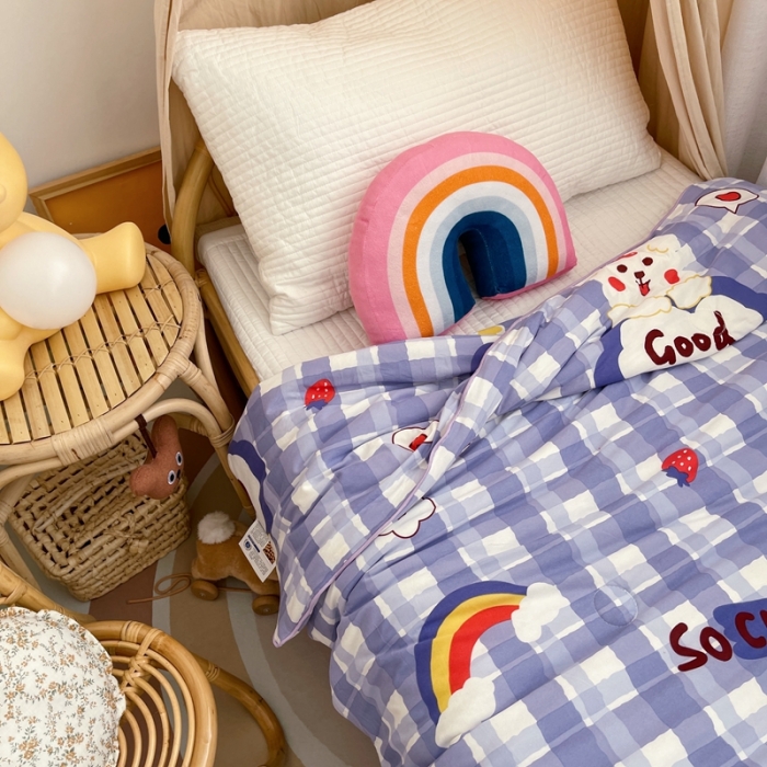 91家纺网 家纺一手货源 找家纺 星期八 2021新款裸睡大豆针织棉儿童夏被 草莓汪