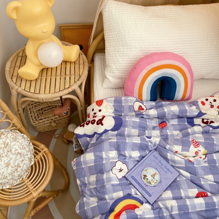 91家纺网 家纺一手货源 找家纺 星期八 2021新款裸睡大豆针织棉儿童夏被 草莓汪