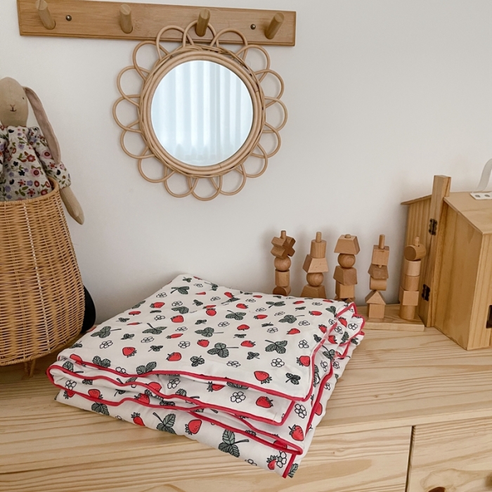 91家纺网 家纺一手货源 找家纺 星期八 2021新款裸睡大豆针织棉儿童夏被 小草莓