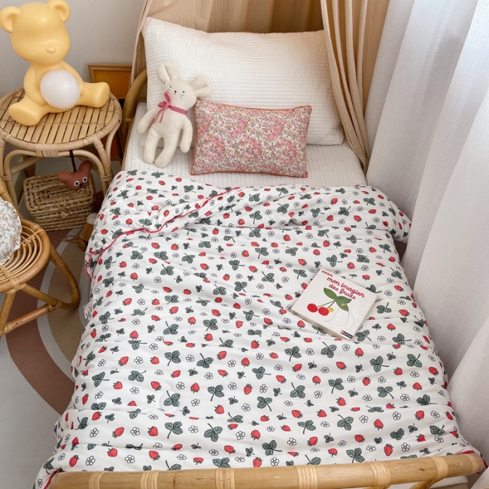 91家纺网 家纺一手货源 找家纺 星期八 2021新款裸睡大豆针织棉儿童夏被 小草莓