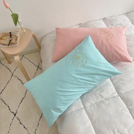 91家纺网 家纺一手货源 找家纺 星期八 2021新款马卡龙趣味水洗棉枕套一只 笑脸粉-蓝