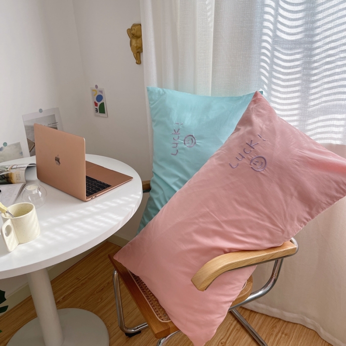 91家纺网 家纺一手货源 找家纺 星期八 2021新款马卡龙趣味水洗棉枕套一只 Luck粉-蓝