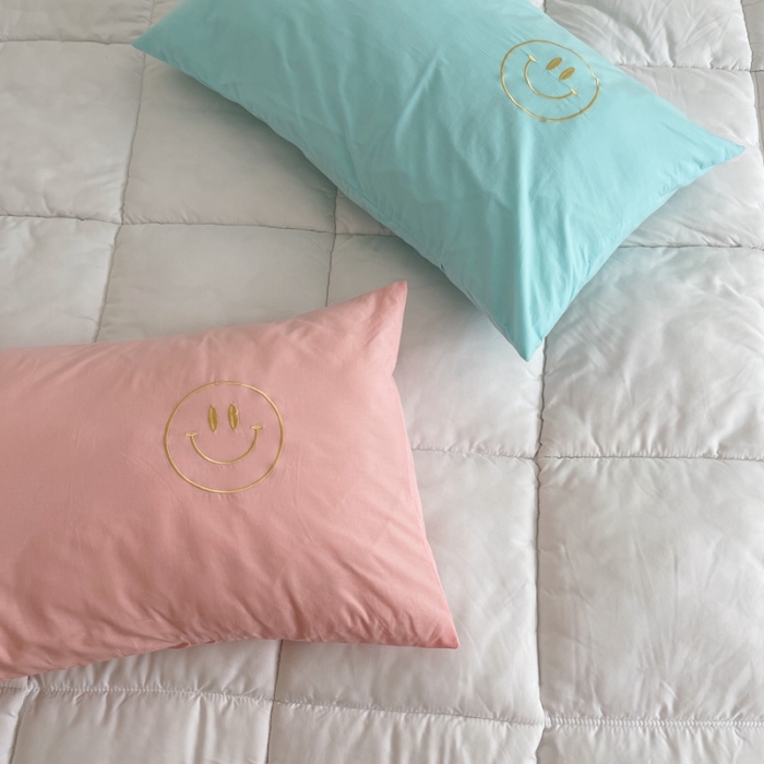 91家纺网 家纺一手货源 找家纺 星期八 2021新款马卡龙趣味水洗棉枕套一只 笑脸粉-蓝