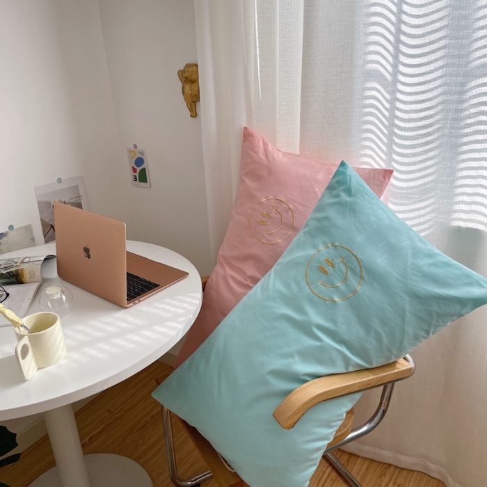 91家纺网 家纺一手货源 找家纺 星期八 2021新款马卡龙趣味水洗棉枕套一只 笑脸粉-蓝